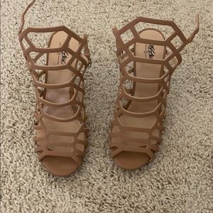 Caged target heel nude